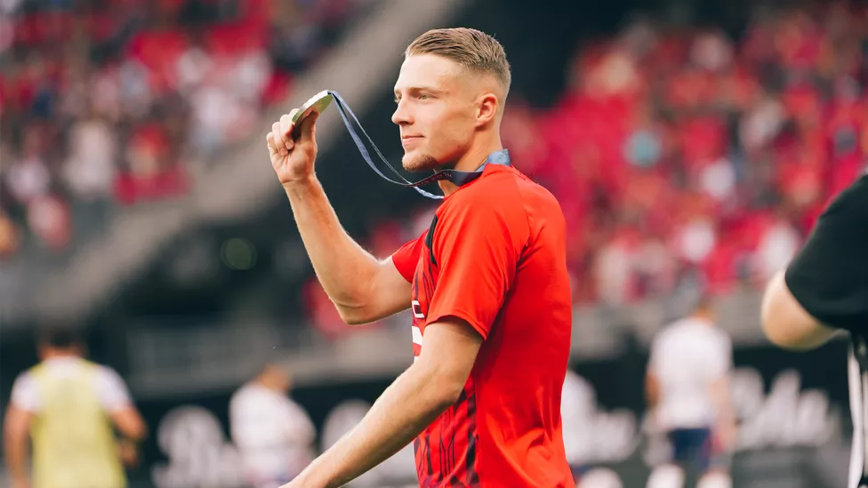 Kepergian Pemain Inti Adrien Truffert