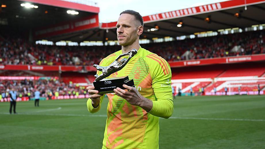 Komitmen Tambahan untuk Sang Kiper Matz Sels